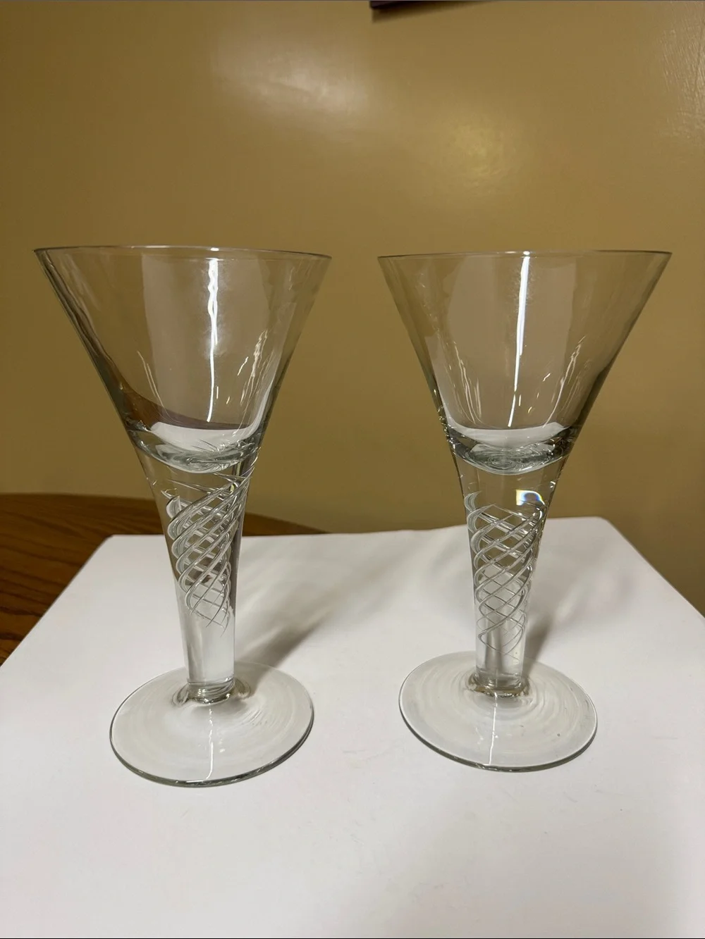 Met Metropolitan Museum Air Twist Stem Wine Glass Reproductions 8.5” tall set 2